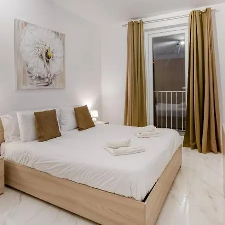 Апартаменты Gorgeous Three-bedroom Penthouse Triplex & Hot Tub Gzira