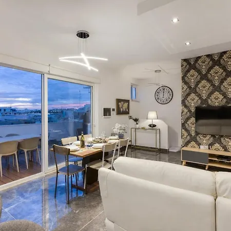 Gorgeous Three-bedroom Penthouse Triplex & Hot Tub Апартаменты Gzira